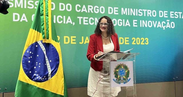 Ministra da Ciência e Tecnologia fala em aumentar bolsa de pesquisa