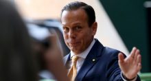 Doria acena para os fotógrafos