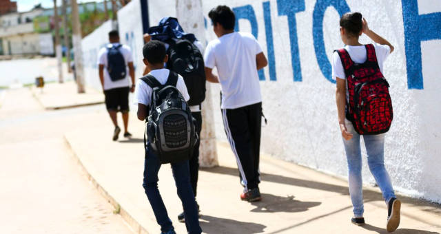 Alunos saindo de escola na Estrutural, no Distrito Federal