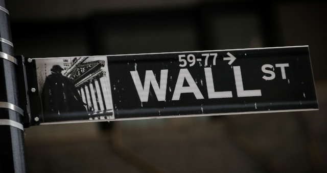 Placa sinalizando Wall Street, em Nova York