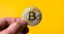 bitcoin moeda mão