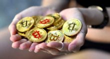 bitcoin moedas douradas mão