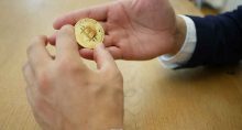 bitcoin mãos moeda