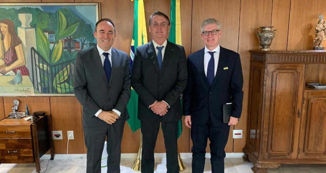 Presidente Jair Bolsonaro, no centro, com Eduardo Ricotta, presidente da Ericsson Latam South, (à esquerda) e Börje Ekholm, presidente-executivo global de Ericsson (à direita),
