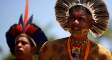 Indígenas das etnias pataxó e tupinambás