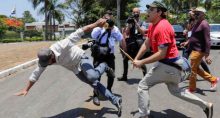 Simpatizantes de Guaidó e Maduro brigam do lado de fora da embaixada da Venezuela em Brasília