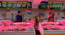 Venda de carne suína em mercado em Pequim, China