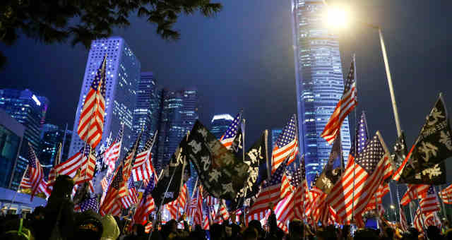 Manifestantes fazem ato em Hong Kong para agradecer legislação aprovada nos EUA