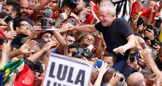 Ex-presidente Luiz Inácio Lula da Silva cercado por apoiadores em São Bernardo do Campo