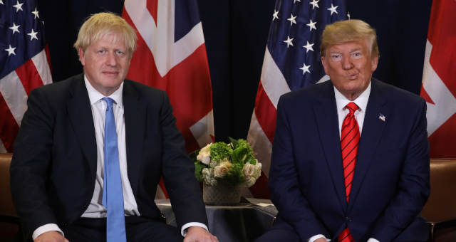 Primeiro-ministro do Reino Unido, Boris Johnson, ao lado do presidente dos EUA, Donald Trump