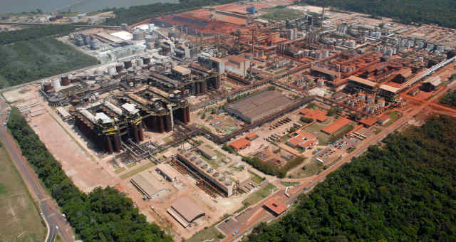 Vista aérea da refinaria de alumina Alunorte, em Barcarena (PA)