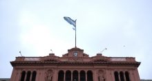 Bandeira argentina no topo da Casa Rosada, em Buenos Aires