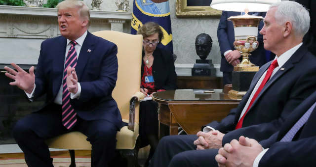Presidente dos EUA, Donald Trump, conversa com repórteres na Casa Branca, observado pelo vice Mike Pence (à direita)
