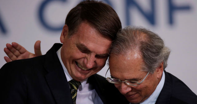 Presidente Jair Bolsonaro e ministro da Economia, Paulo Guedes, durante cerimônia no Palácio do Planalto