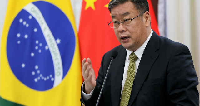 O ministro conselheiro da embaixada da China, Song Yang, fala à imprensa