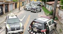 Viaturas da Polícia Militar do Ceará em frente a batalhão durante greve de policiais em Fortaleza