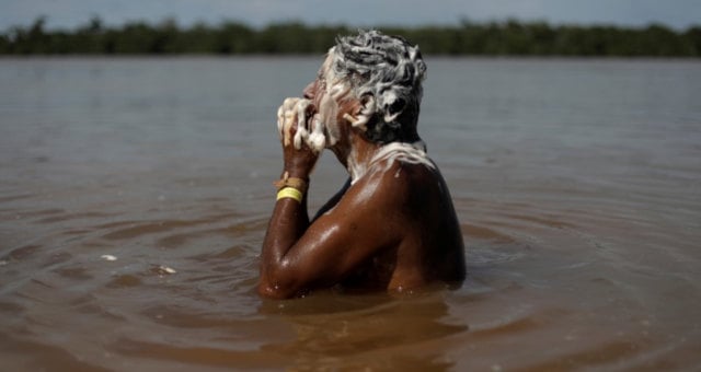 Indígena toma banho no rio Xingu, no Mato Grosso Indio