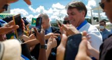 Presidente Jair Bolsonaro cumprimenta apoiadores no Palácio do Planalto