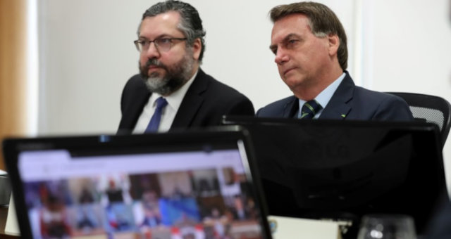 Presidente Jair Bolsonaro e chanceler Ernesro Araújo durante videoconferência do G20