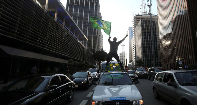 Apoiadores do presidente Jair Bolsonaro protestam contra isolamento social na Avenida Paulista