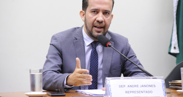 Deputado André Janones