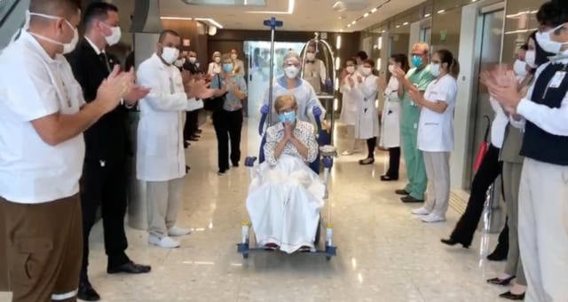 Gina Dal Colleto, sobrevivente do coronavírus de 97 anos, deixando hospital em São Paulo