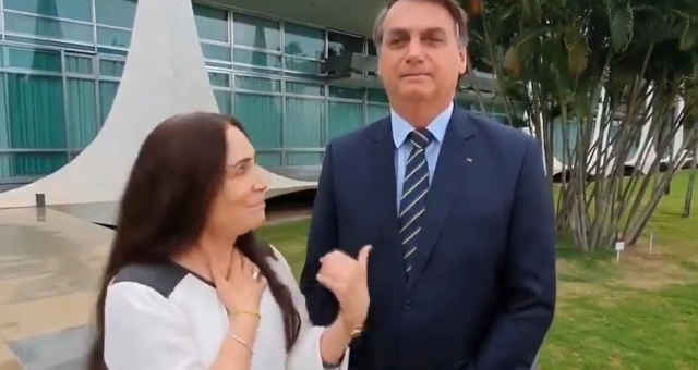 Bolsonaro e Regina Duarte, no anúncio de sua saída do governo