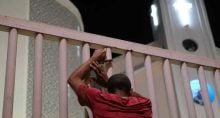 Devoto de São Jorge reza do lado de fora de igreja fechada no Rio de Janeiro