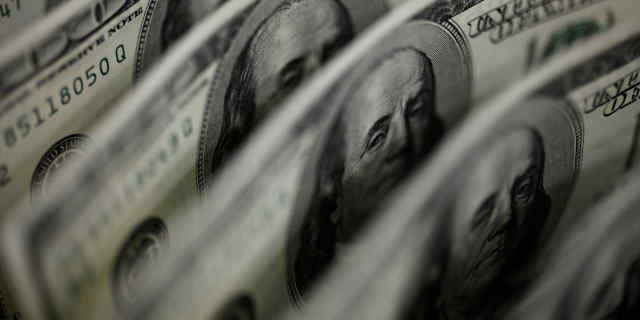 Dólar recua ante real com alívio após novas medidas de estímulo nos EUA