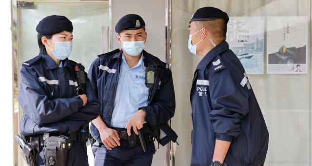 Policiais fazem guarda do lado de fora de escritório de ativista pró-democracia em Hong Kong