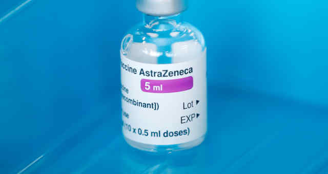 Frasco de vacina contra Covid-19 Oxford/AstraZeneca em Basingstoke, no Reino Unido