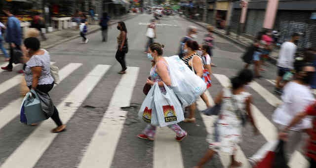 Pessoas caminham no Rio de Janeiro, em meio à pandemia de coronavírus