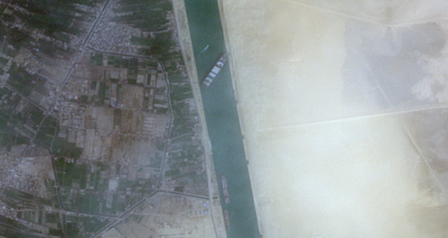 Navio atravessado no Canal de Suez vai interromper o fluxo de comércio em escala que vai sendo dimensionada a passar o tempo de salvamento 