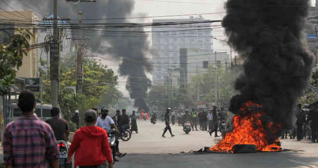 Protestos contra golpe militar na cidade Mandalay, em Mianmar