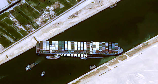 Navio encalhado no Canal de Suez