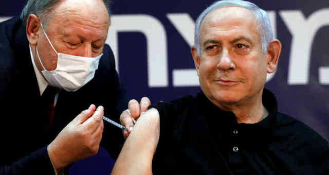 Primeiro-ministro israelense, Benjamin Netanyahu, é vacinado contra a Covid-19 em centro médico em Ramat Gan, em Israel