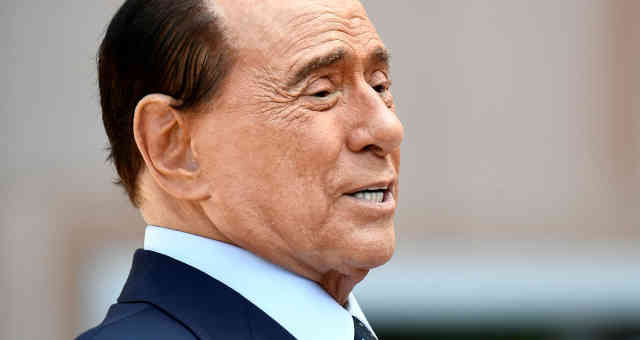 Ex-primeiro-ministro da Itália Silvio Berlusconi após receber alta de hospital em Milão