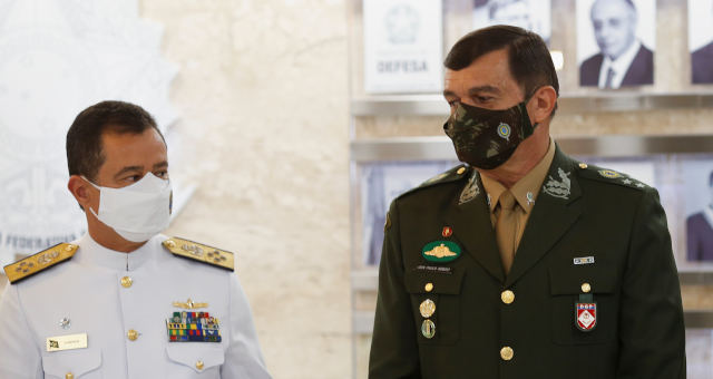 General Paulo Sérgio Nogueira de Oliveira, ao lado do novo comandante da Marinha