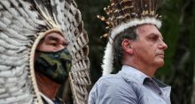 Jair Bolsonaro encontra indígenas e ouve o hino nacional durante visita a base militar em São Gabriel da Cachoeira, no Estado do Amazonas, Brasil