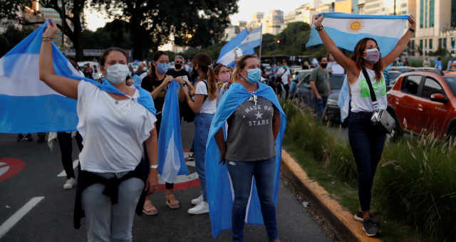 Manifestantes protestam contra medidas de lockdown em Buenos Aires