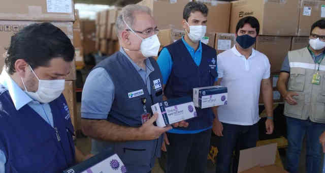 Marcelo Queiroga, ministro da Saúde, entrega kits de testes rápidos de Covid no Maranhão