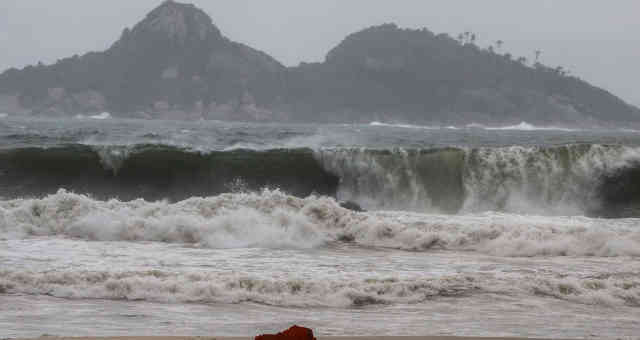 Frete fria traz tempestadee e ressaca na praia da Barra da Tijuca, no Rio de Janeiro