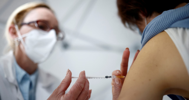 Selección de personas con comorbilidades retrasa la vacunación en Brasil, informa Itaú-Money Times