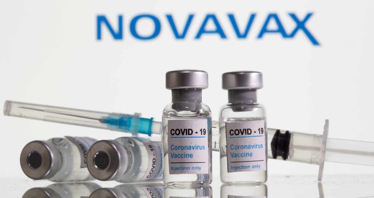 Frascos rotulados como de vacina contra Covid-19 com logo da Novavax ao fundo em foto de ilustração 09/02/2021