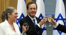 Presidente eleito de Israel, Isaac Herzog, e a esposa, Michal, após vitória na eleição