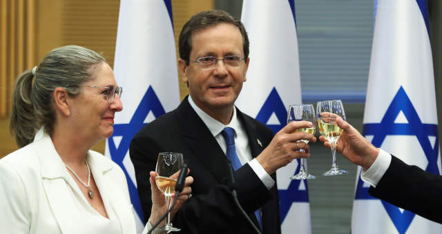 Presidente eleito de Israel, Isaac Herzog, e a esposa, Michal, após vitória na eleição