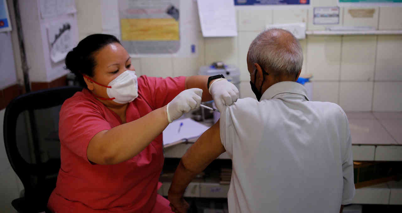 Vacinação contra a Covid-19 em hospital de Nova Délhi, Índia 16/06/2021