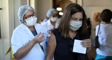 Mulher recebe dose de vacina da AstraZeneca contra Covid-19 no Palácio do Catete no Rio de Janeiro