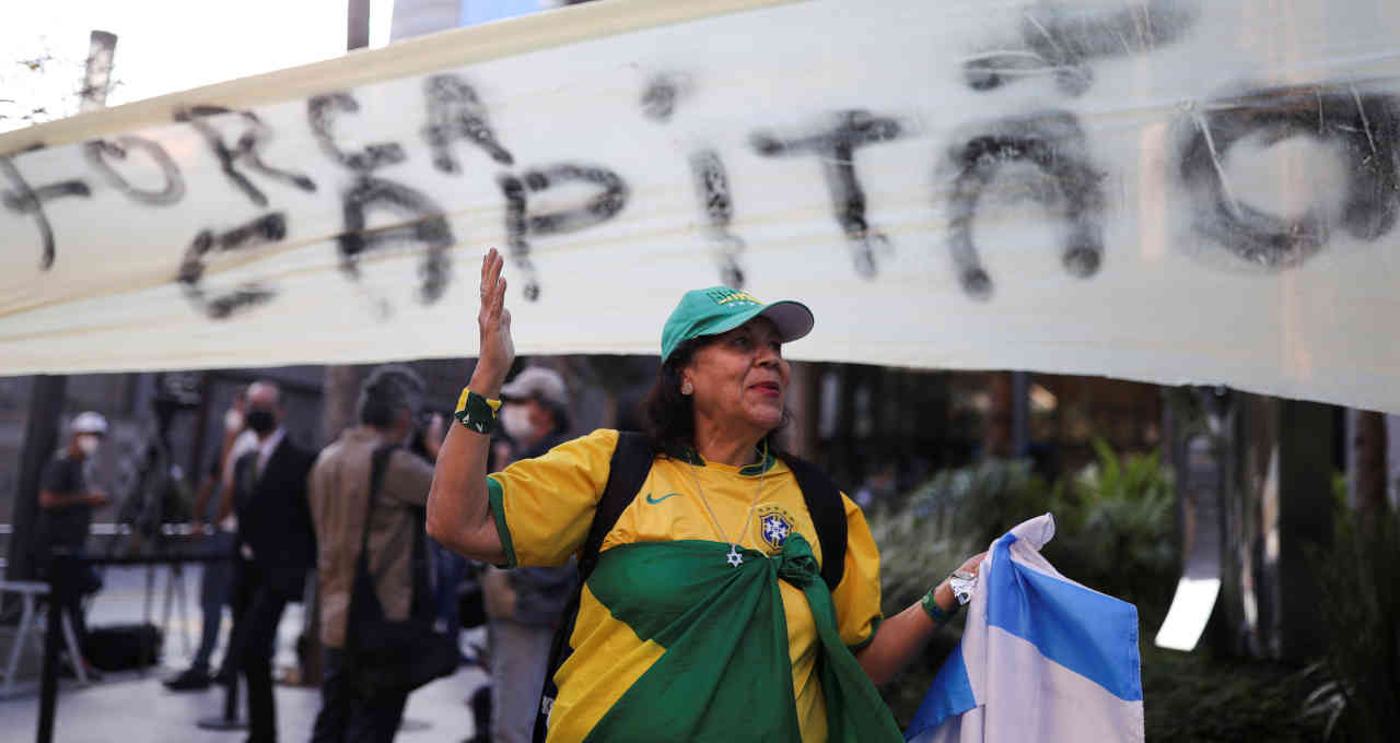 Manifestação de apoio ao presidente Jair Bolsonaro na frente do hospital em que estava internado