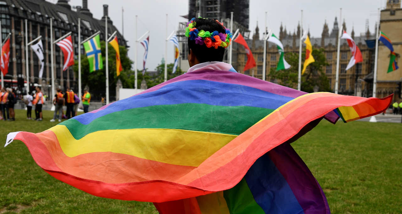Ativista LGBT+ durante ato em Londres
